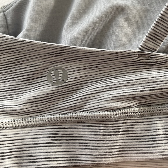 Lululemon sports bra good condition size 8 cris cross back really nice - Picture 4 of 6